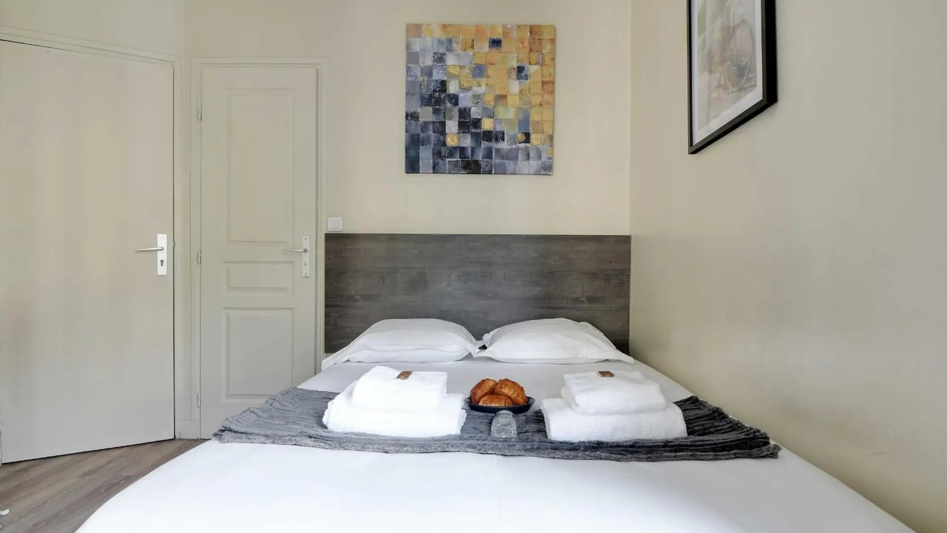 Charming Studio Boulevard Magenta Paris France